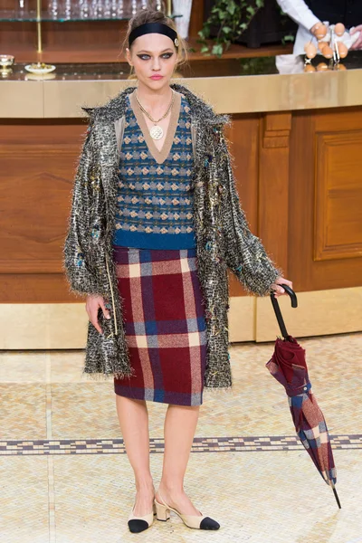 Look 15
